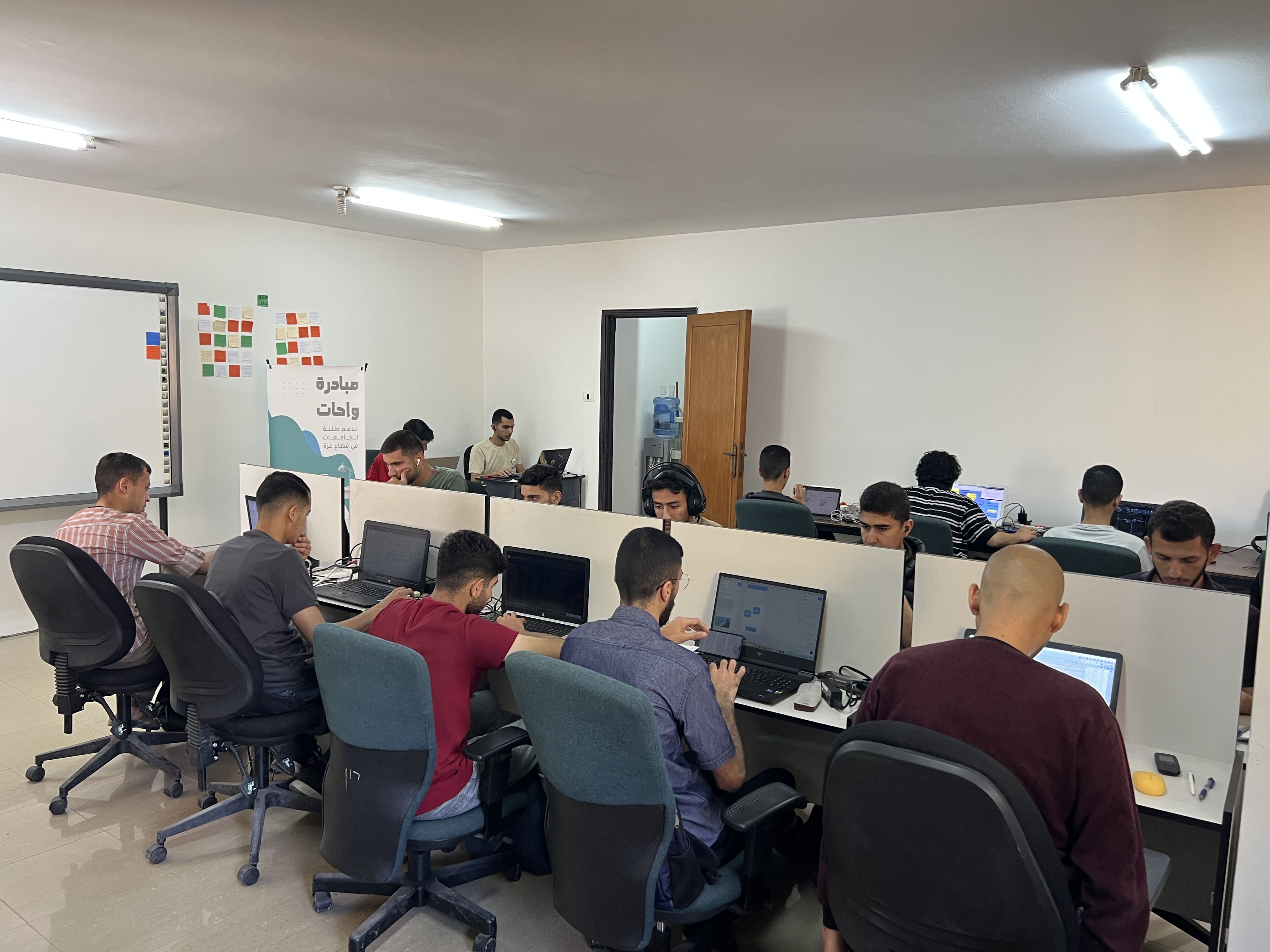 طلاب في قاعة تدريب مجهزة بأحدث التقنيات