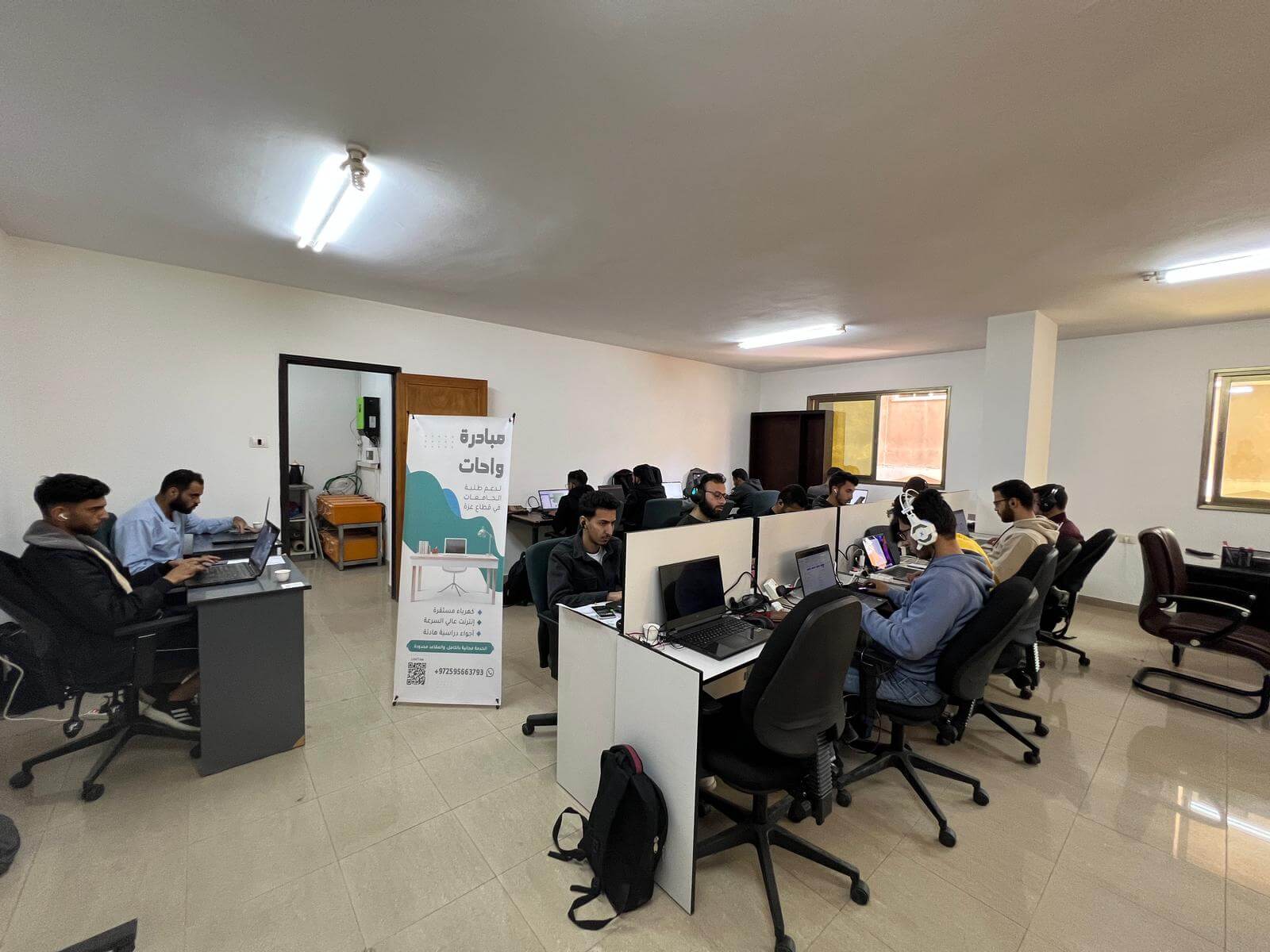 منظر واسع لمركز التدريب مع لافتة مبادرة واحات